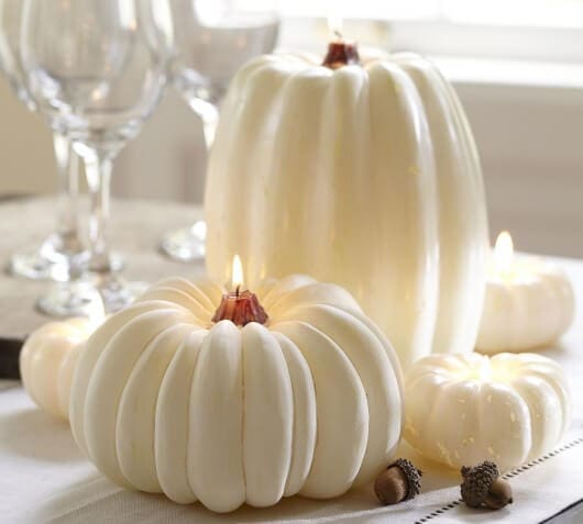 white pumpkin candle for Halloween1 530x477 12 Ideas to Decorate your Table for Halloween