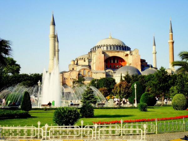 800px HagiaSophiaISTANBUL 600x450 100 Most Famous Landmarks Around the World