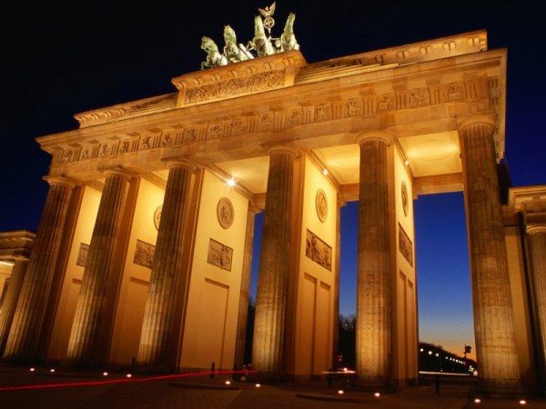 Brandenburg Gate at Dusk Berlin Germany 800x600 600x450 100 Most Famous Landmarks Around the World