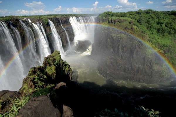 Victoria Falls Zambia and Zimbabwe 600x400 100 Most Famous Landmarks Around the World