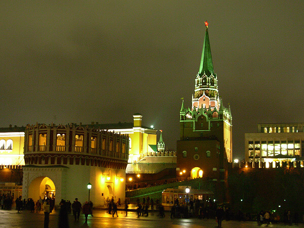 kremlin pedestrian entrance 100 Most Famous Landmarks Around the World