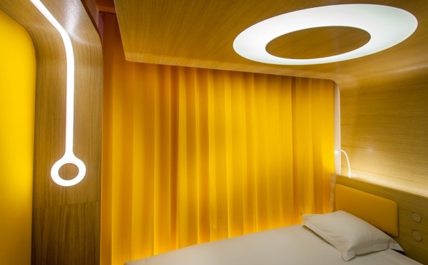 Yellow Retro Futuristic Bedroom In Hotel O Paris 600x372 Futuristic