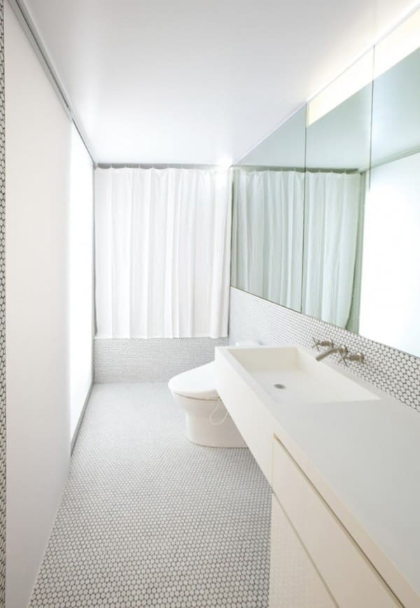 white-furnishing-in-a-minimalist-bath