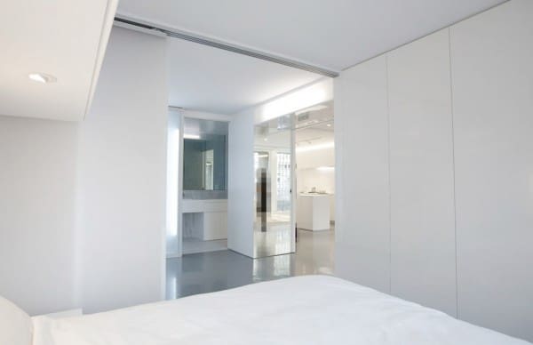 white-high-gloss-surfaces-in-apartment-NYC