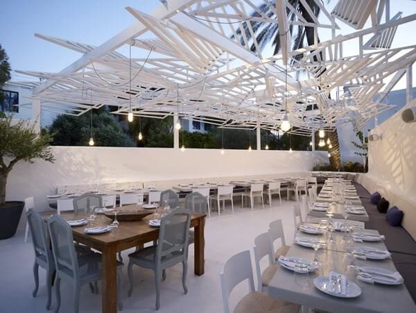 interesting-arrangement-in-a-greek-restaurant-Mykonos