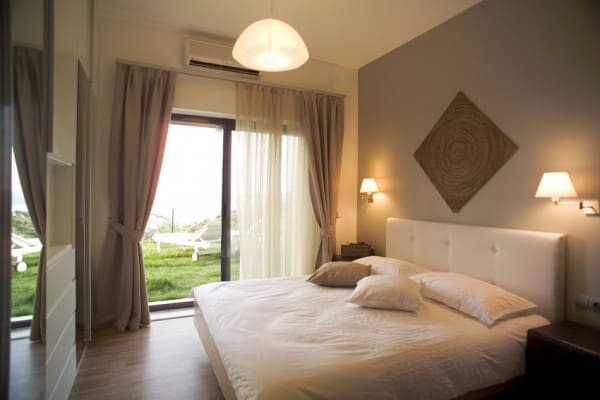 white-bedroom-in-a-modern-villa-turkey