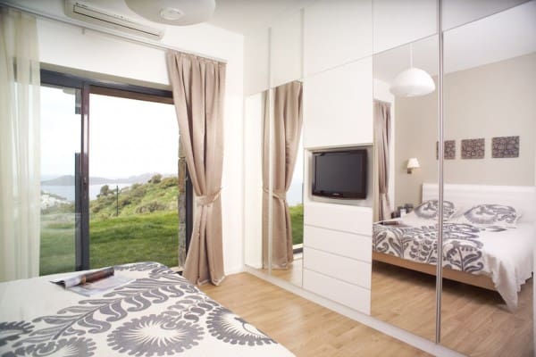 stylish-bedroom-with-mirror-wardrobe-sliding-doors