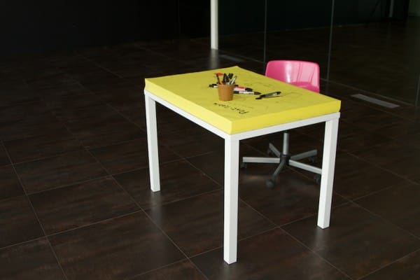 post-it-table-yellow-notepads