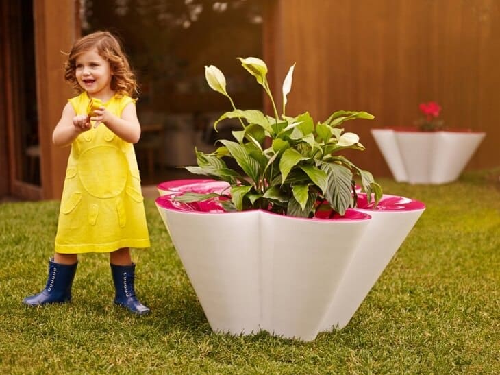 Flower-shaped-outdoor-mini-table-for-kids