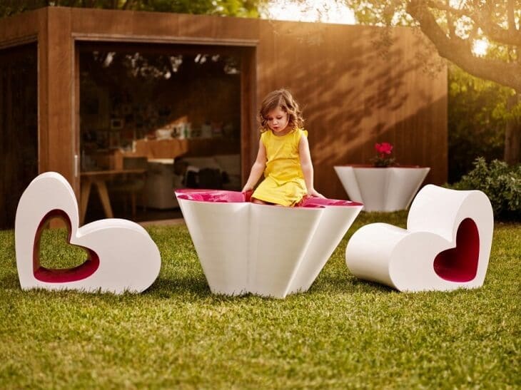 Heart-shaped-kids-chairs-with-mini-table-by Vondom
