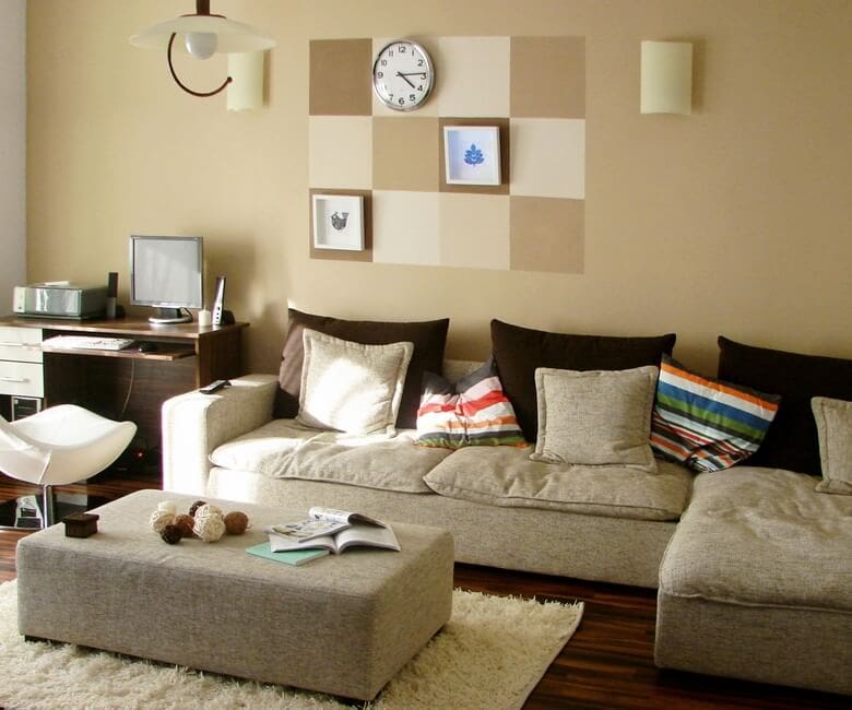 Modern-furniture-with-accent-wall-in-warm-colors-01