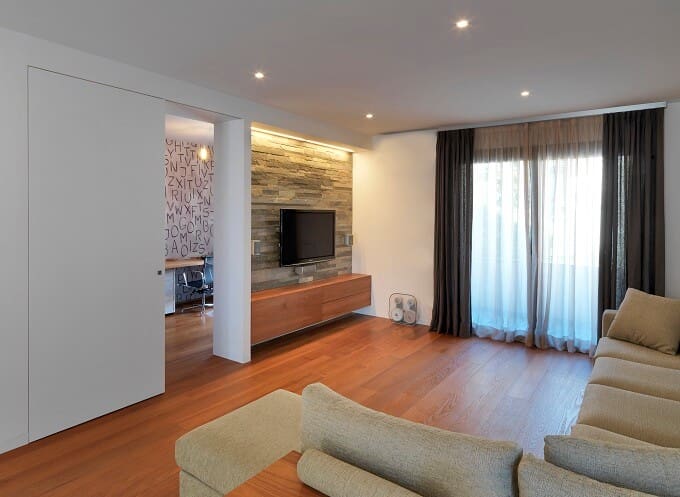 Modern-living-room-with-wood-flooring