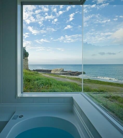 Simple-bathroom-design-with-Pacific-Ocean-views