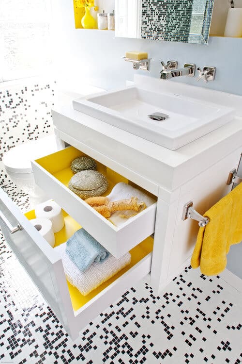 Yellow-accents-in-bathroom
