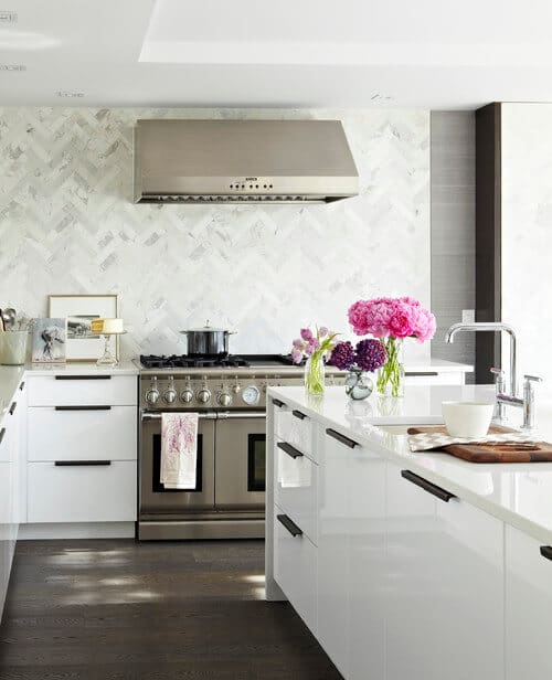 Modern-kitchen-with-peonies-flowers