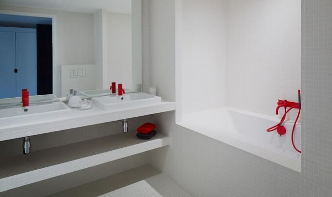 White-bathroom-design