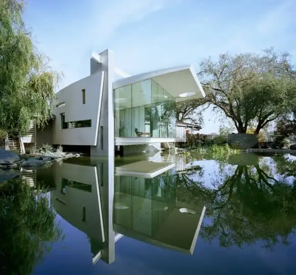 Superb Modern House Overlooking a Rich Natural Landscape