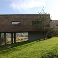 Lovely Single Family Residence “Floating” above the Ground