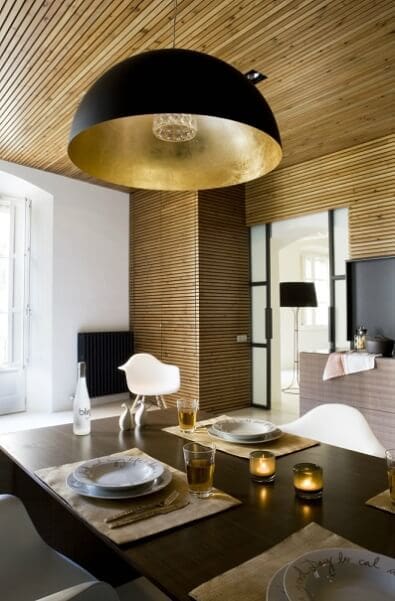 Dining-table-with-modern-lamp