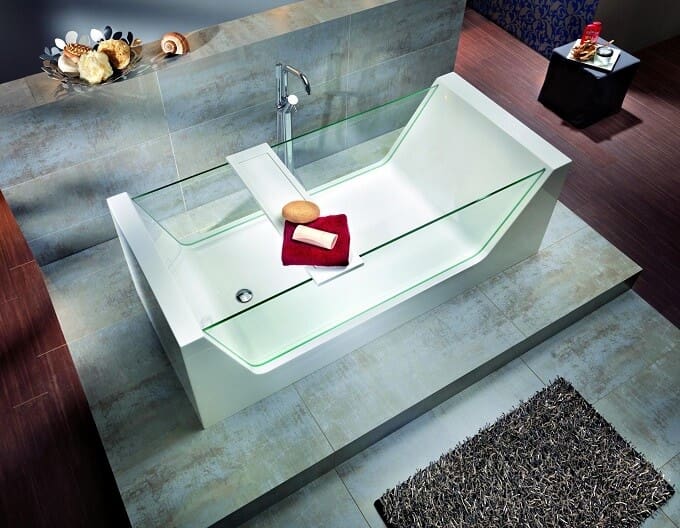 Modern-bathtub-with-glass