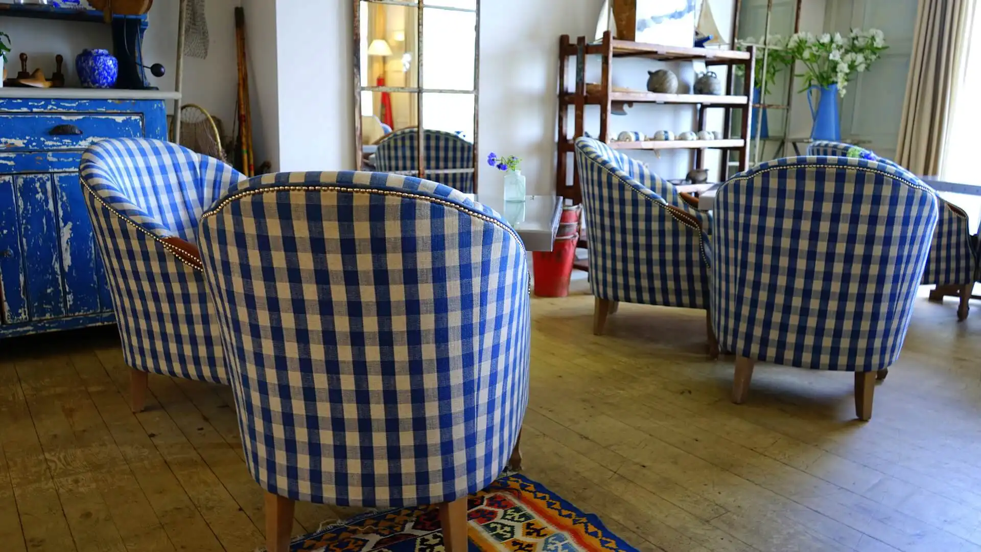 Decorating your home with vintage furniture – Top tips and tricks