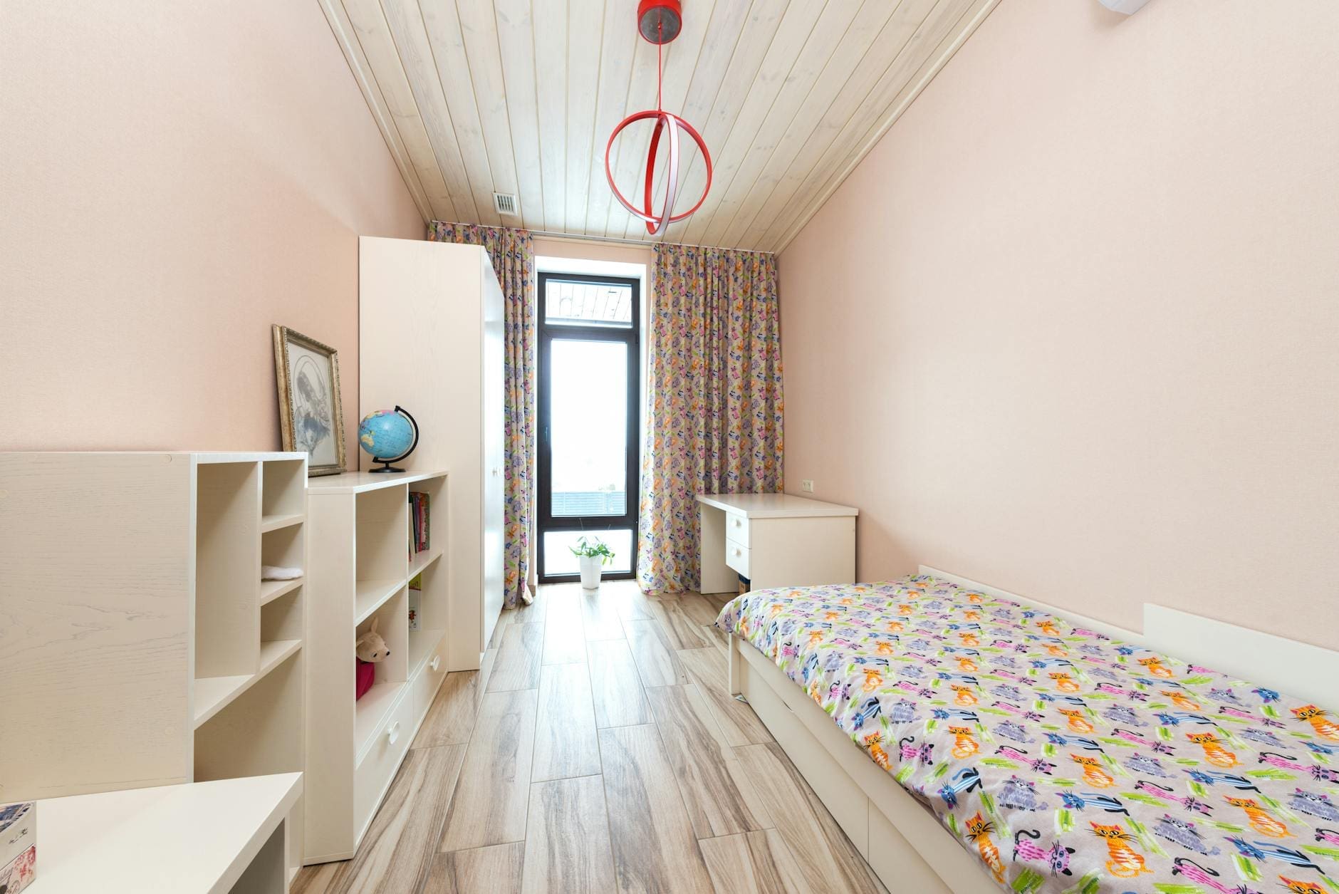 https://www.pexels.com/photo/kids-bedroom-7587810/