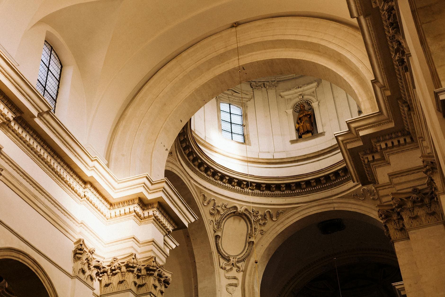 https://www.pexels.com/photo/stunning-krakow-church-interior-architecture-29403075/