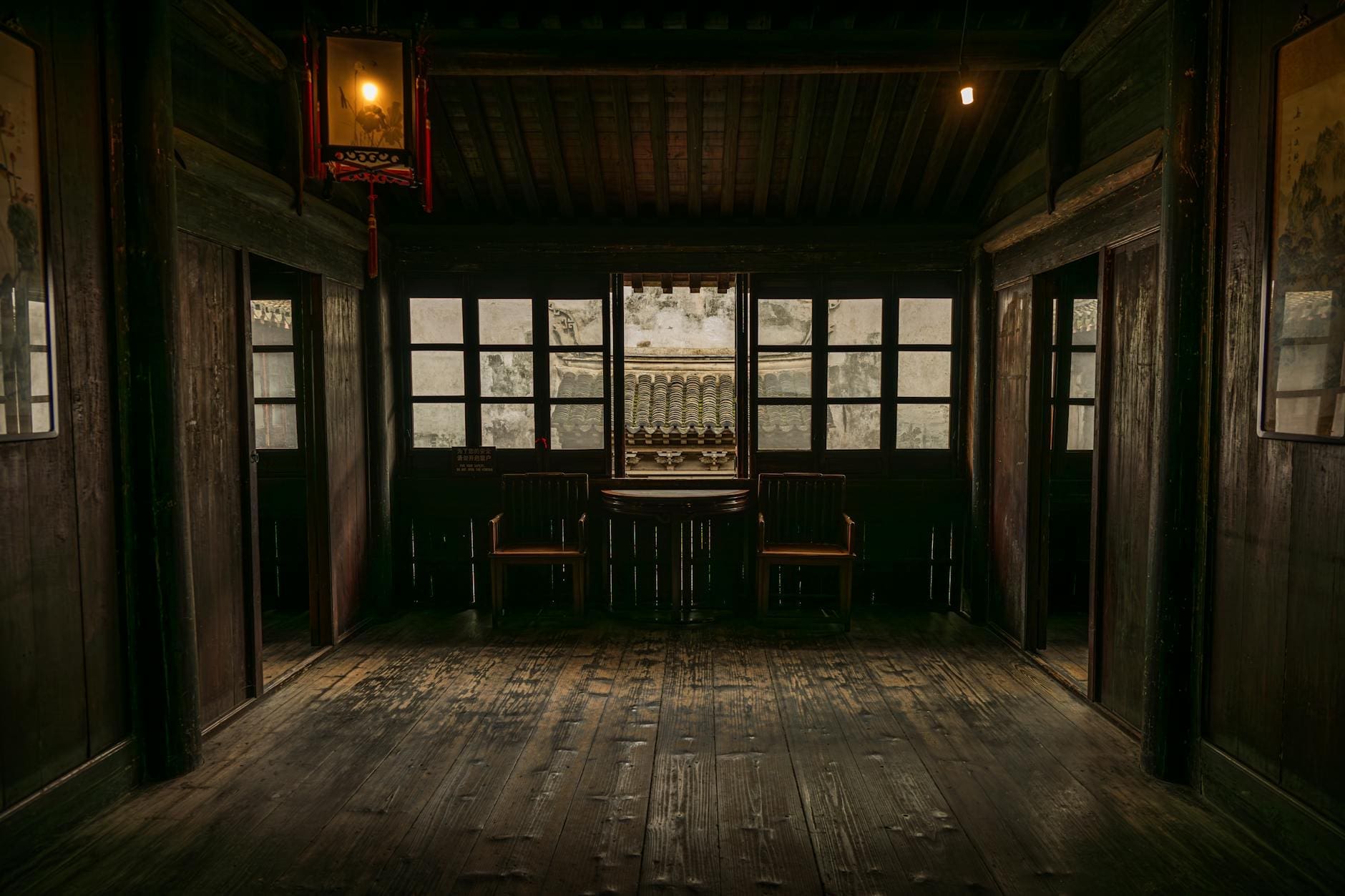 https://www.pexels.com/photo/traditional-asian-interior-with-wooden-accents-29415181/