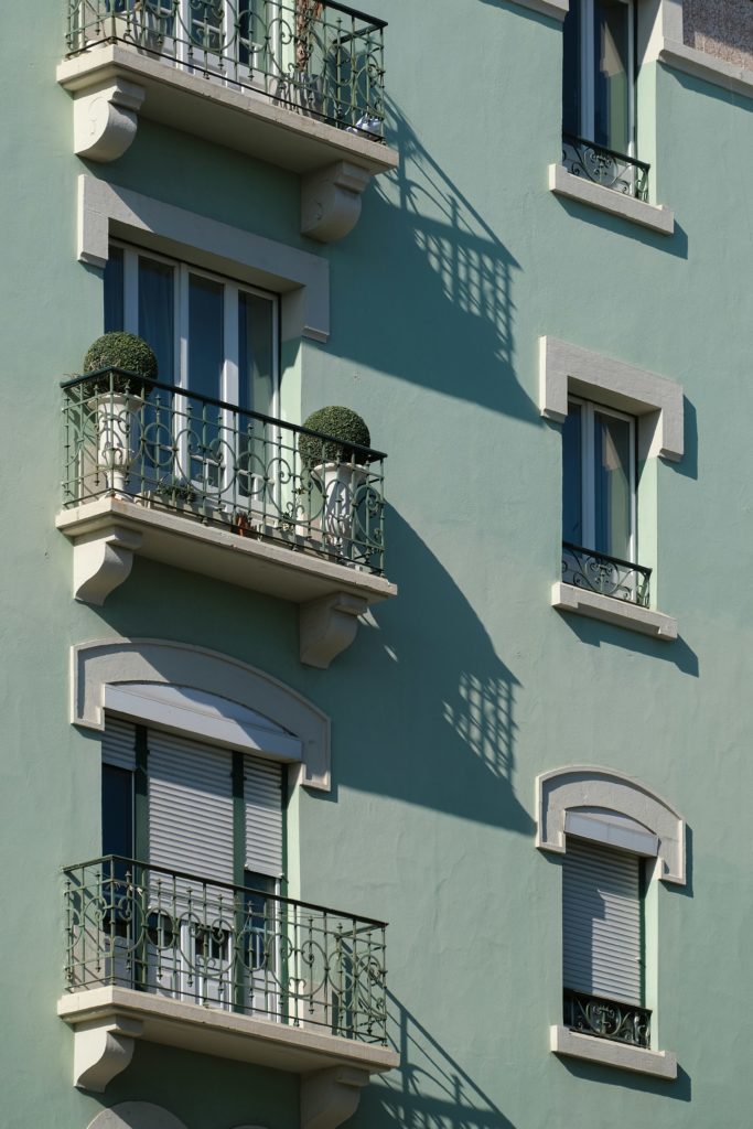 Diagram illustrating sunlight exposure on balconies with different orientations