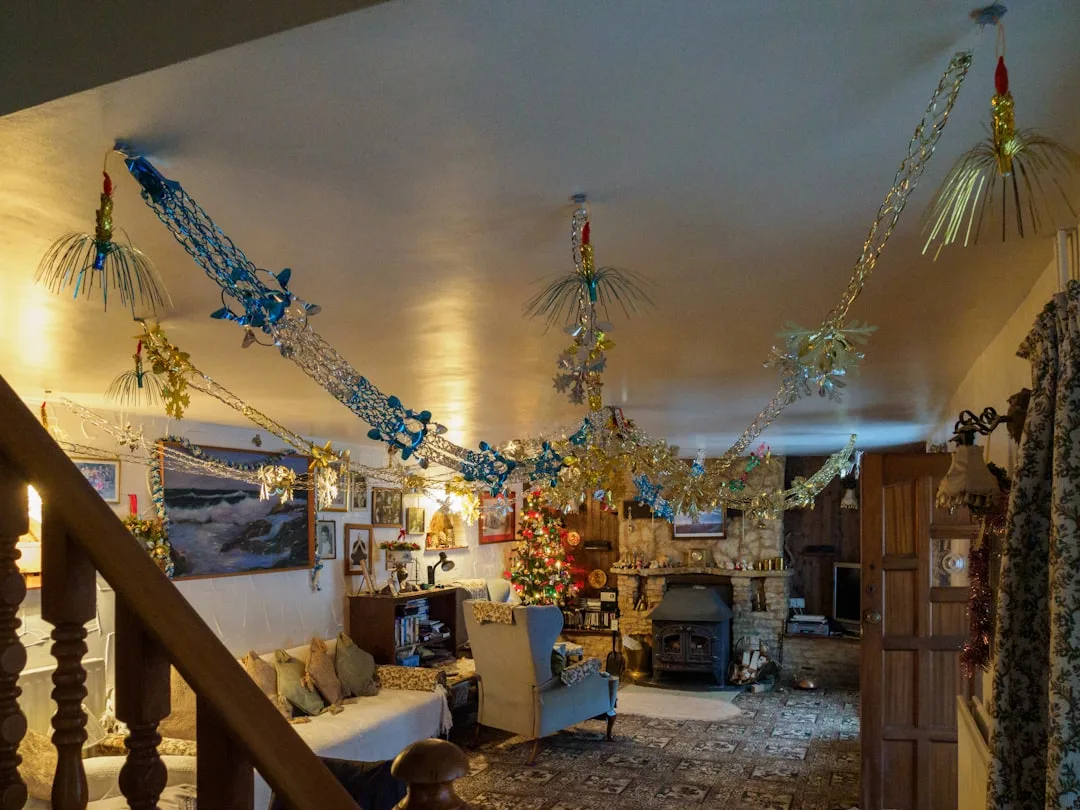 Living room ceiling decorated with gold and blue C