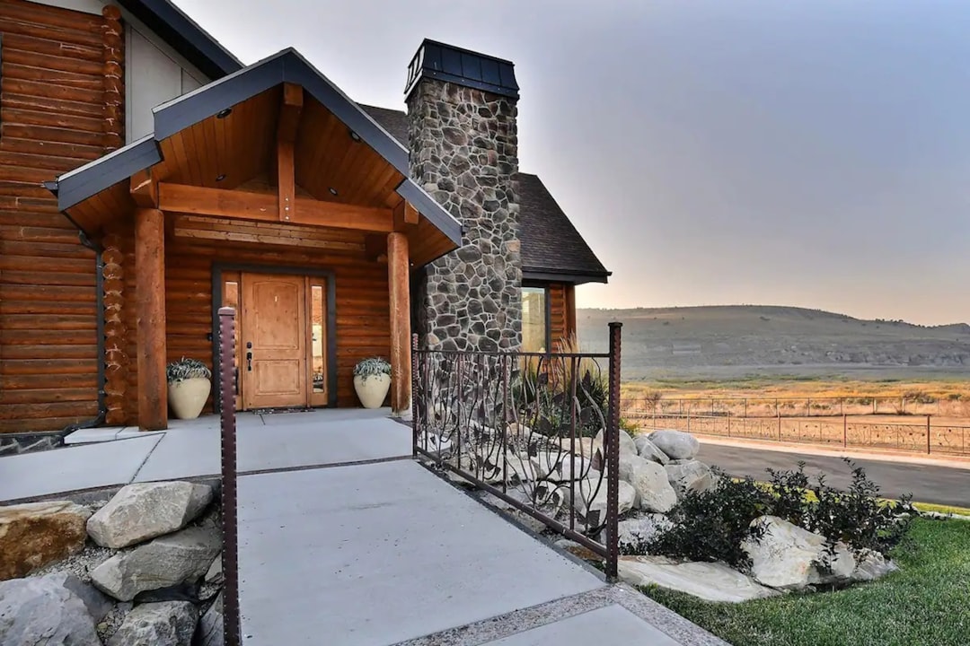 Lakefront vacation home in Utah mountain setting