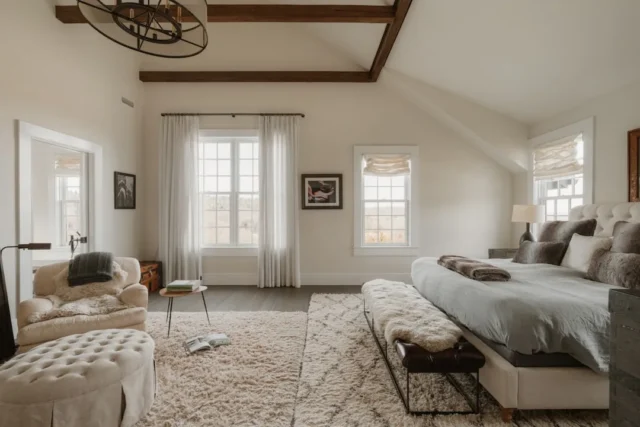 Spacious farmhouse bedroom with large area rug und