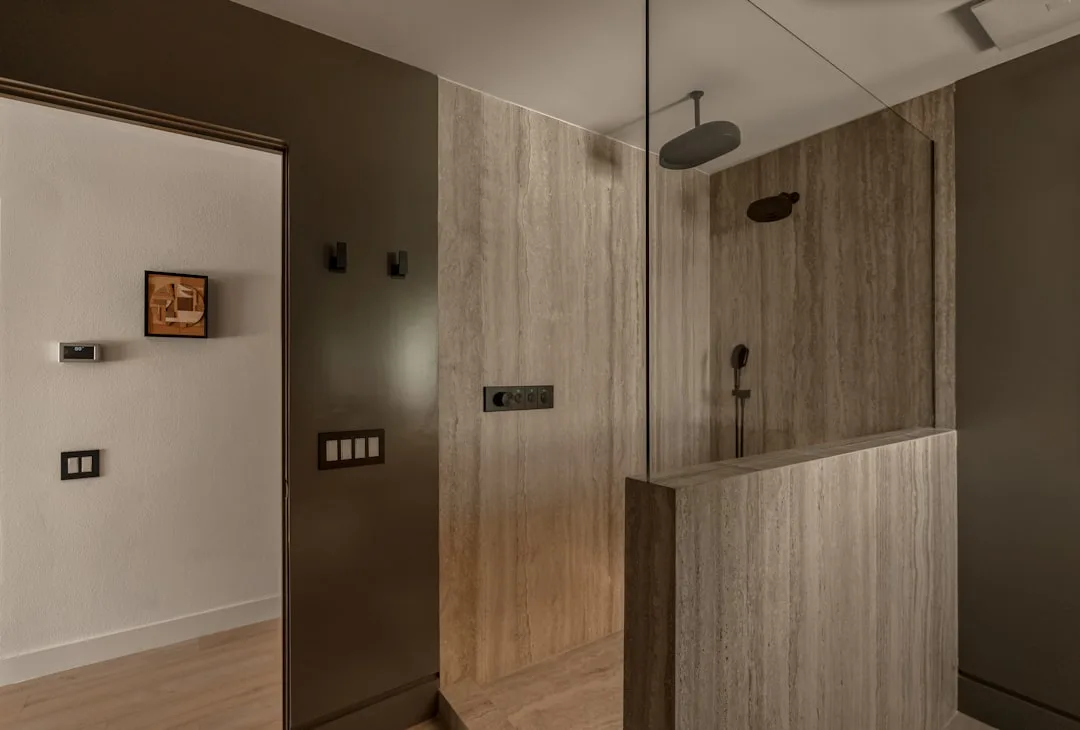 Modern bathroom with travertine tile focal wall in